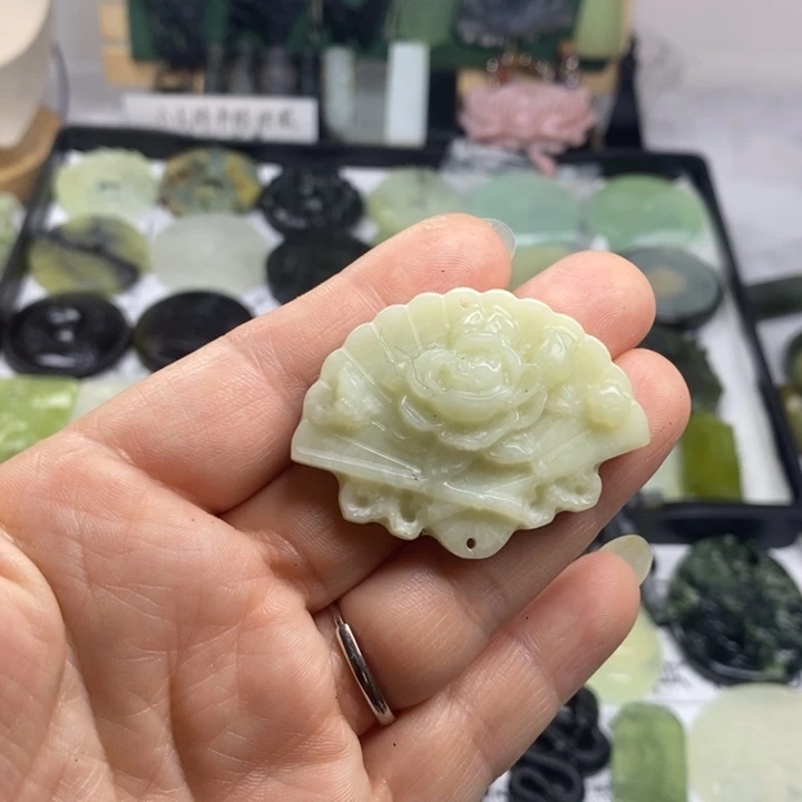 蛇纹石玉颈饰合金