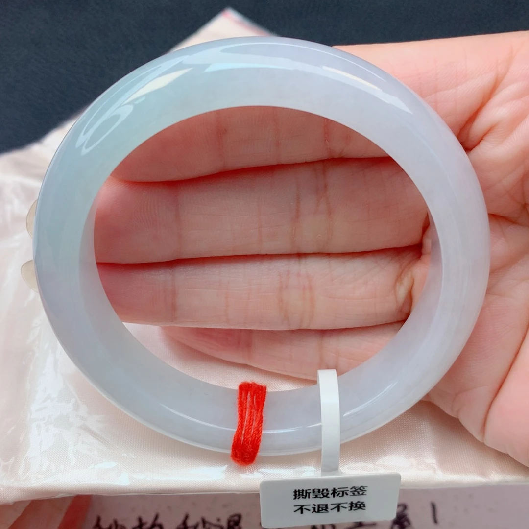 翡翠未镶嵌手镯56.8圈 白冰底飘绿有纹