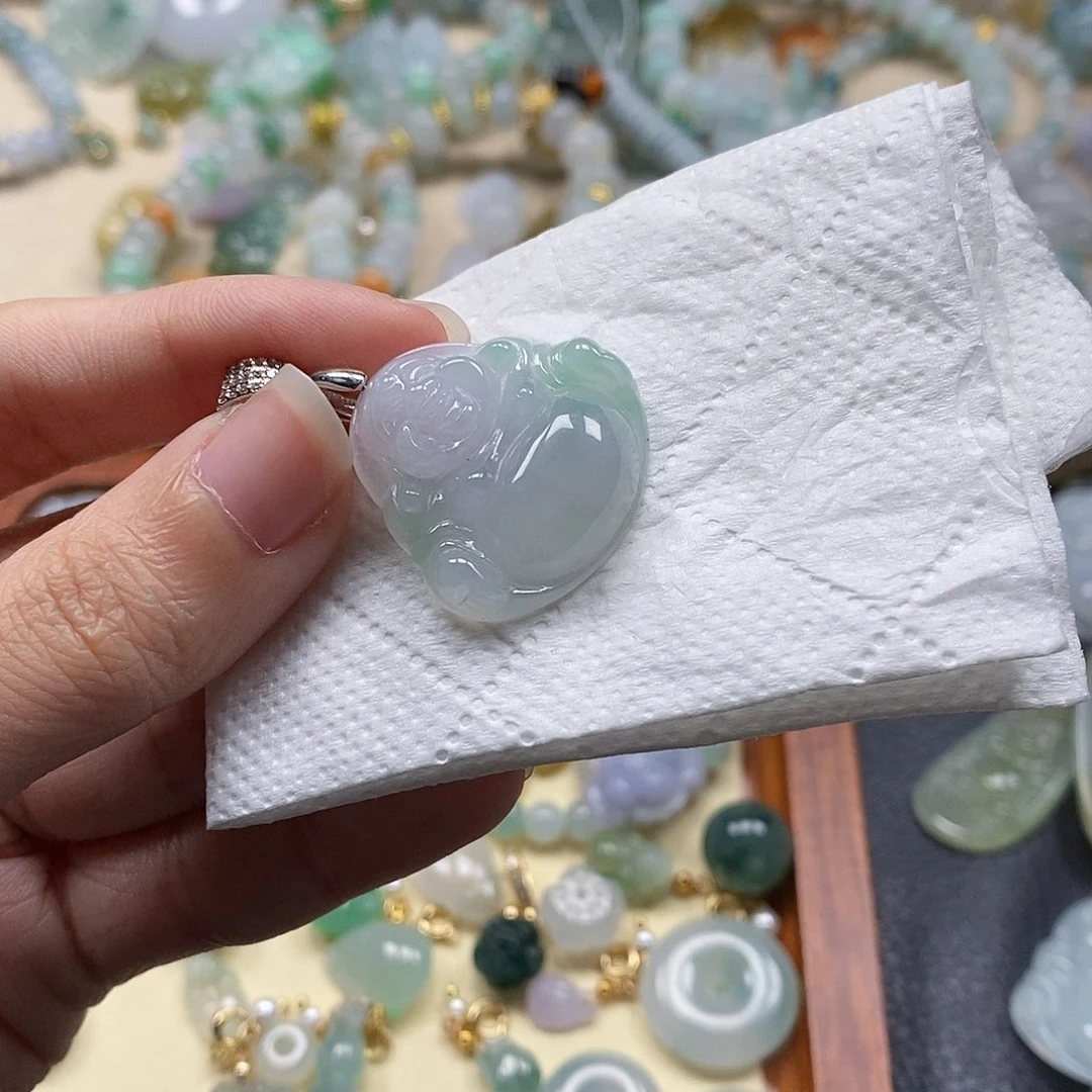 翡翠颈饰未镶嵌?**?闪