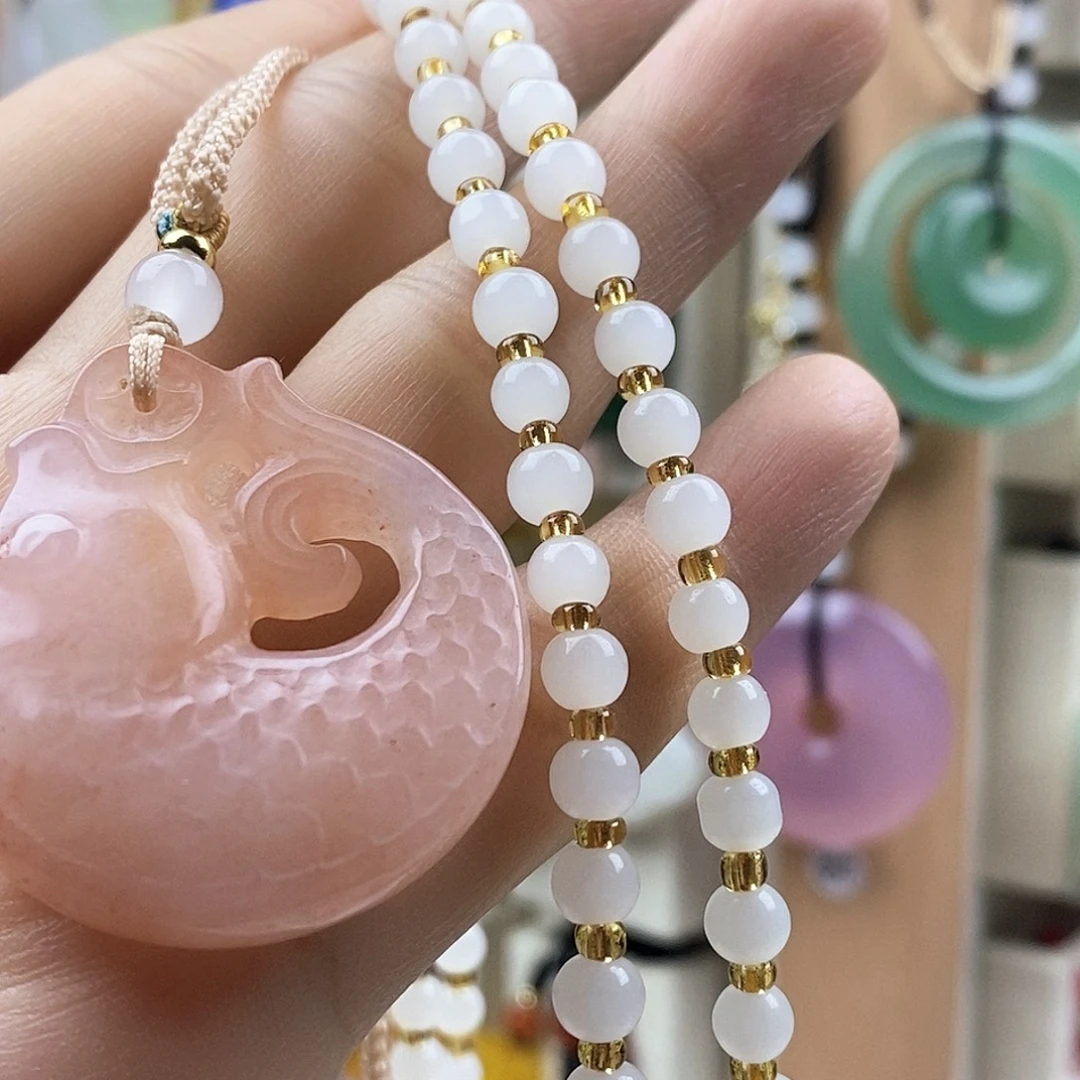 小***满石英质玉未镶嵌颈饰