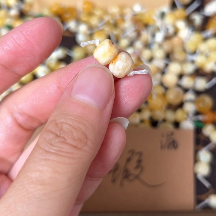 蜜蜡未镶嵌裸石8.1mm一对