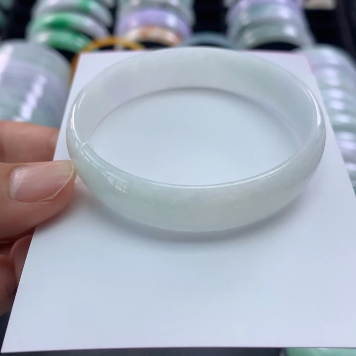 翡翠未镶嵌手镯公主