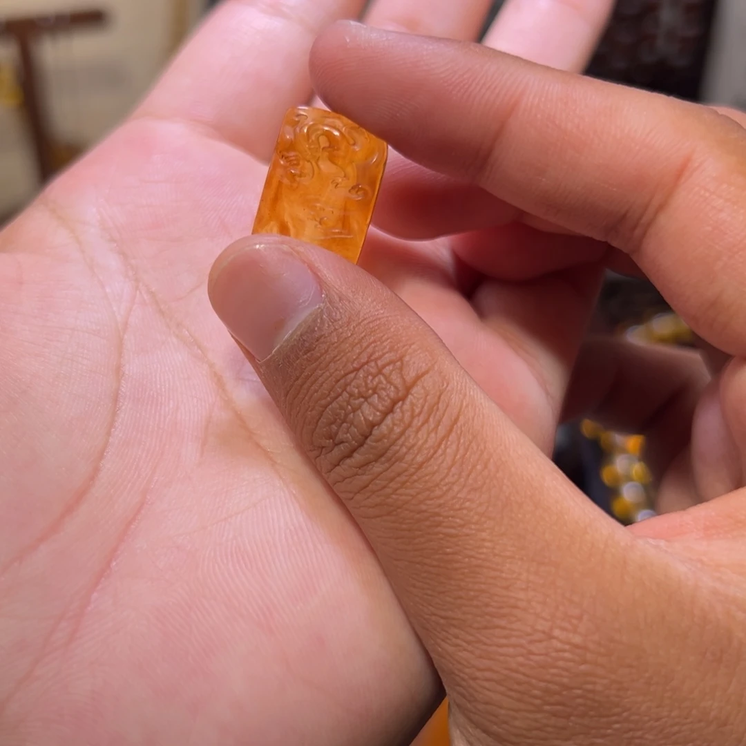 琥珀未镶嵌颈饰小龙牌