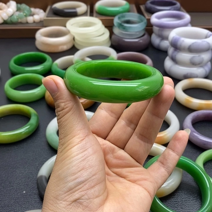 石英质玉手镯未镶嵌国****！