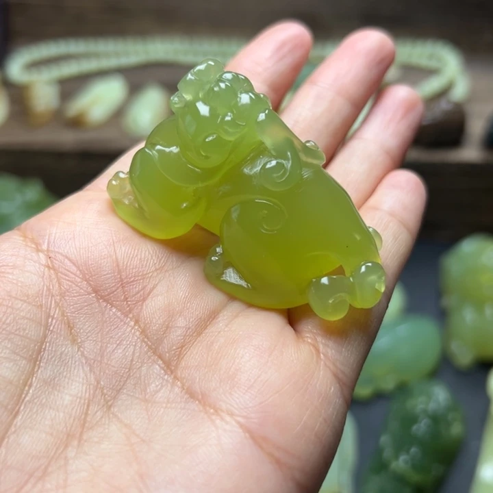 苏***梧蛇纹石玉未镶嵌手把件