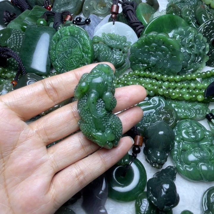 李***平和田玉未镶嵌颈饰