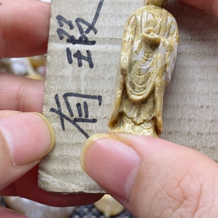 硅化珊瑚（珊瑚玉）颈饰未镶嵌蚂*