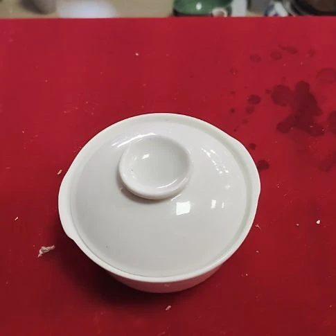 瓷片瓷片，各种摆件，均有瑕疵。沙锅！