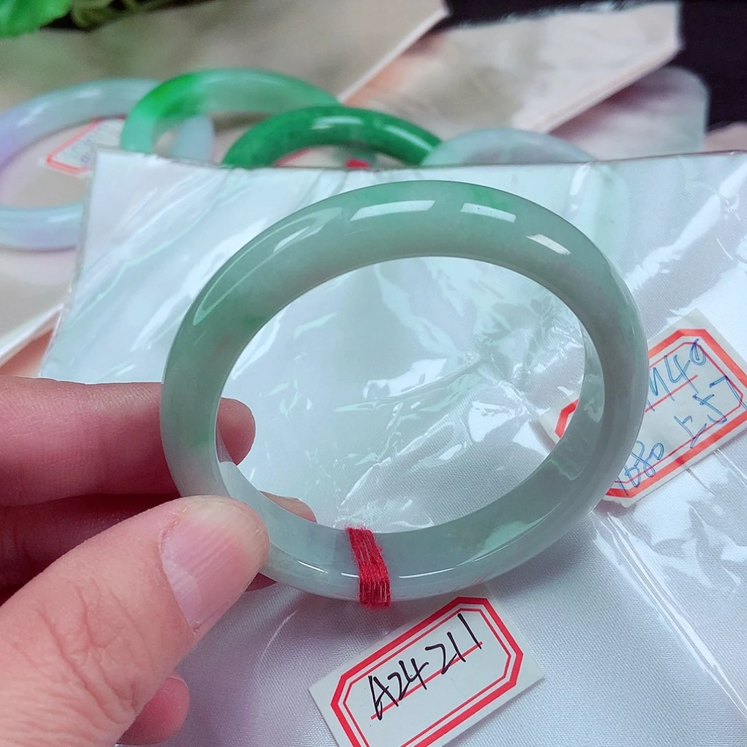 翡翠手镯未镶嵌圈口57