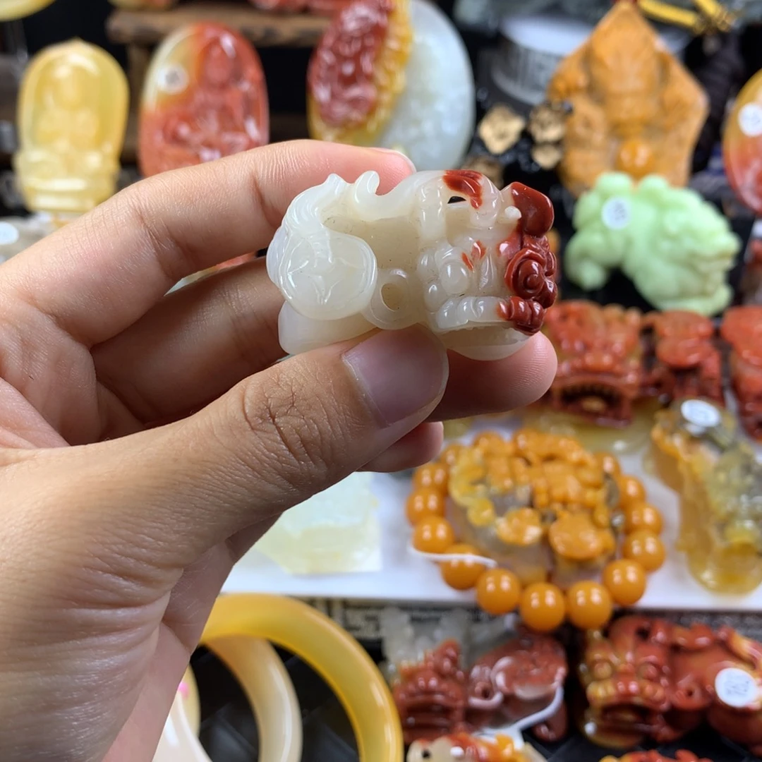 未镶嵌石英质玉（黄龙玉）挂件