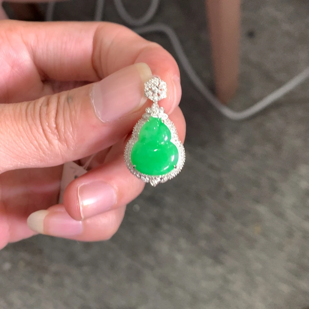 J***y翡翠18K金镶嵌颈饰翡翠