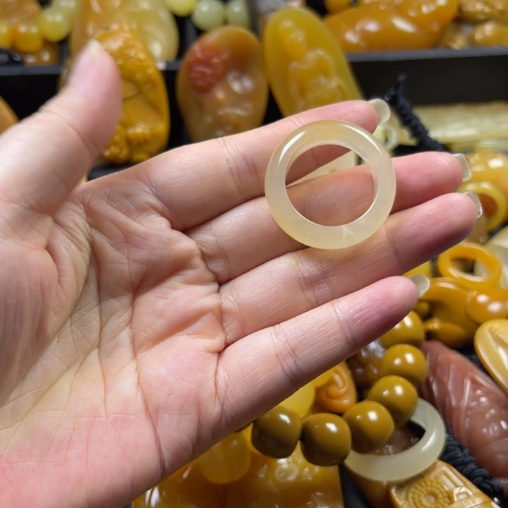 赣***石石英质玉未镶嵌颈饰