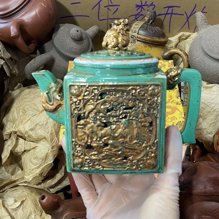 紫砂茶壶矿泥料手工制作的一把紫砂壶。