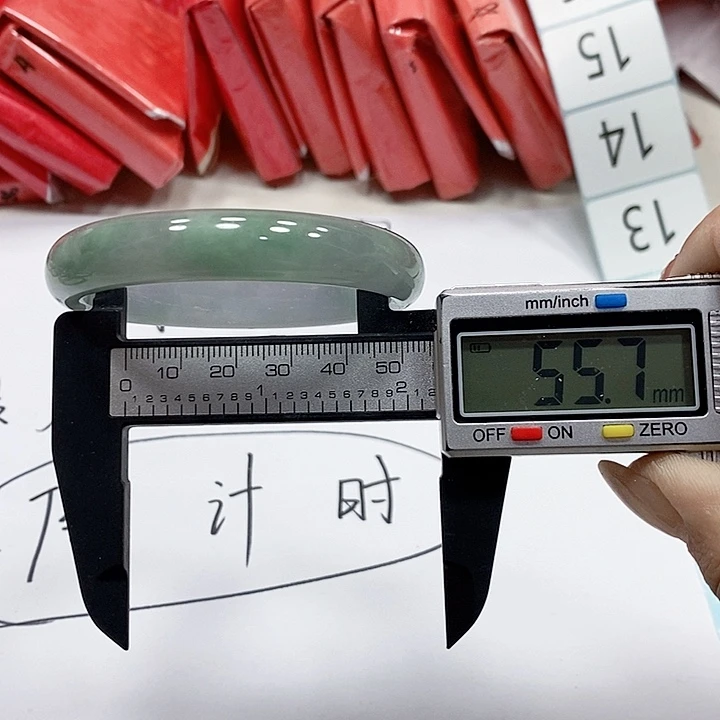 翡翠手镯未镶嵌10。