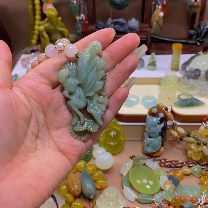 蛇纹石玉颈饰未镶嵌三****咪