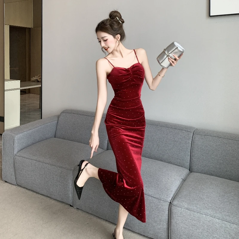 法式高级感名媛气质丝绒吊带鱼尾裙纯欲性感秋季满天星烫钻连衣裙
