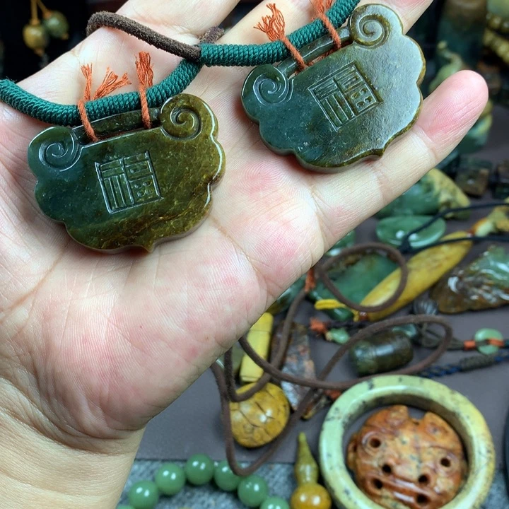 吊坠(赠链)未镶嵌岫岩河磨玉（透闪石质玉）?***姐