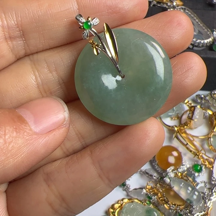 翡翠吊坠(不含链)18K金镶嵌翡翠吊坠项链