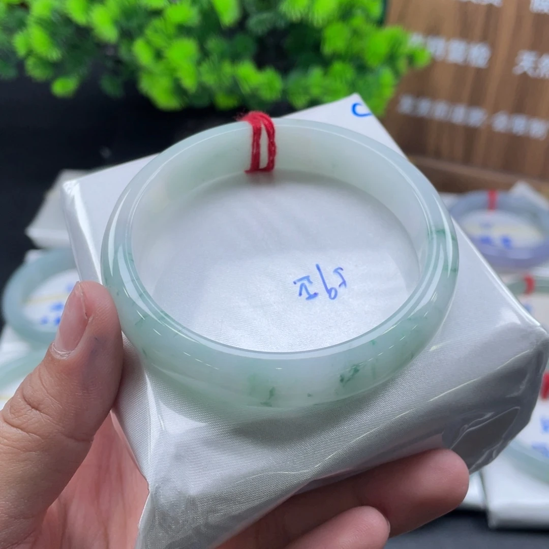 翡翠手镯未镶嵌细糯飘花59.5