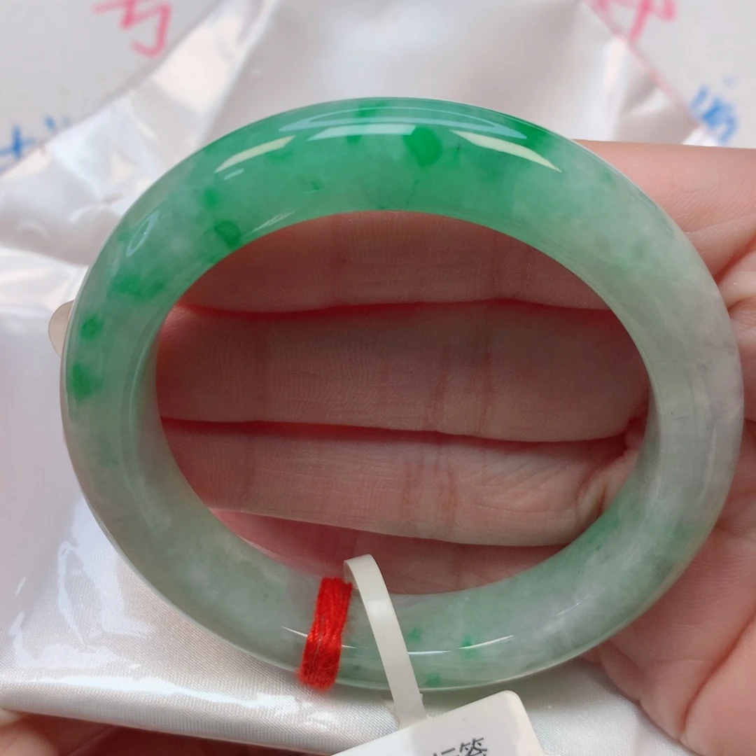 翡翠手镯未镶嵌54圈 飘阳绿花