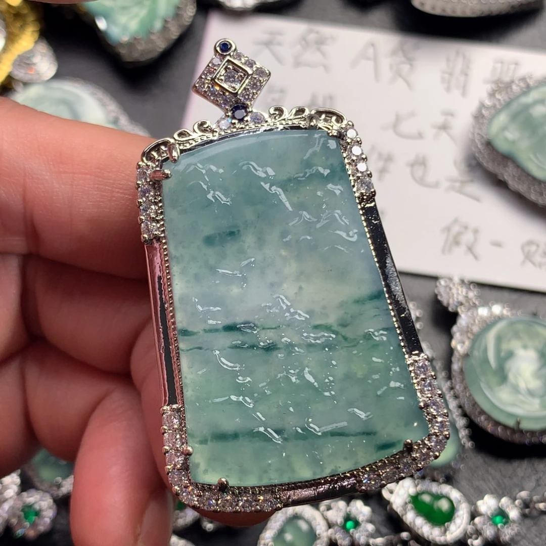 翡翠颈饰未镶嵌山水