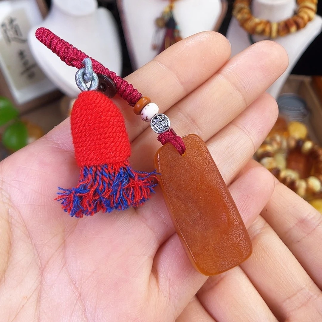 琥珀珠宝奇石未镶嵌。