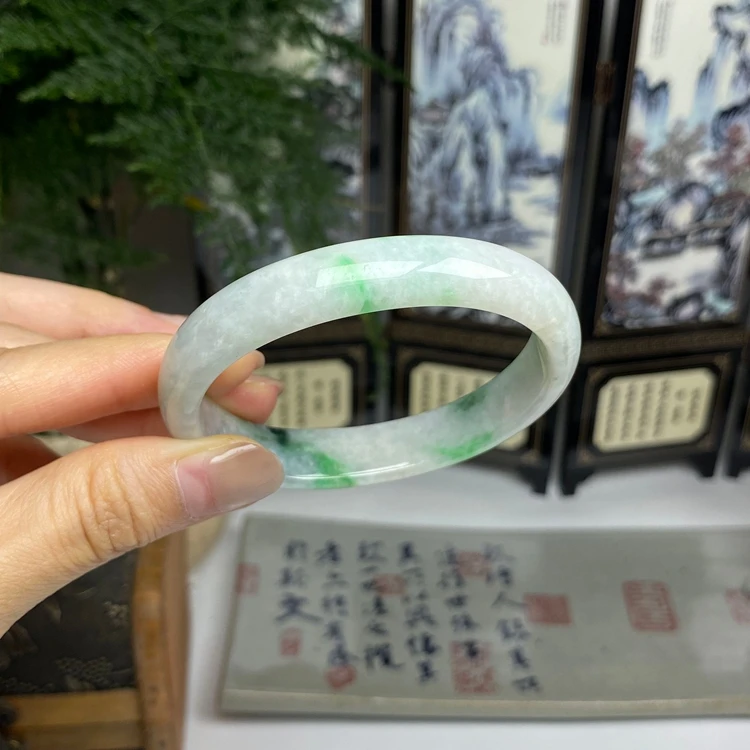 55.4贵妃 飘绿白底青贵妃手镯天然翡翠A货手镯