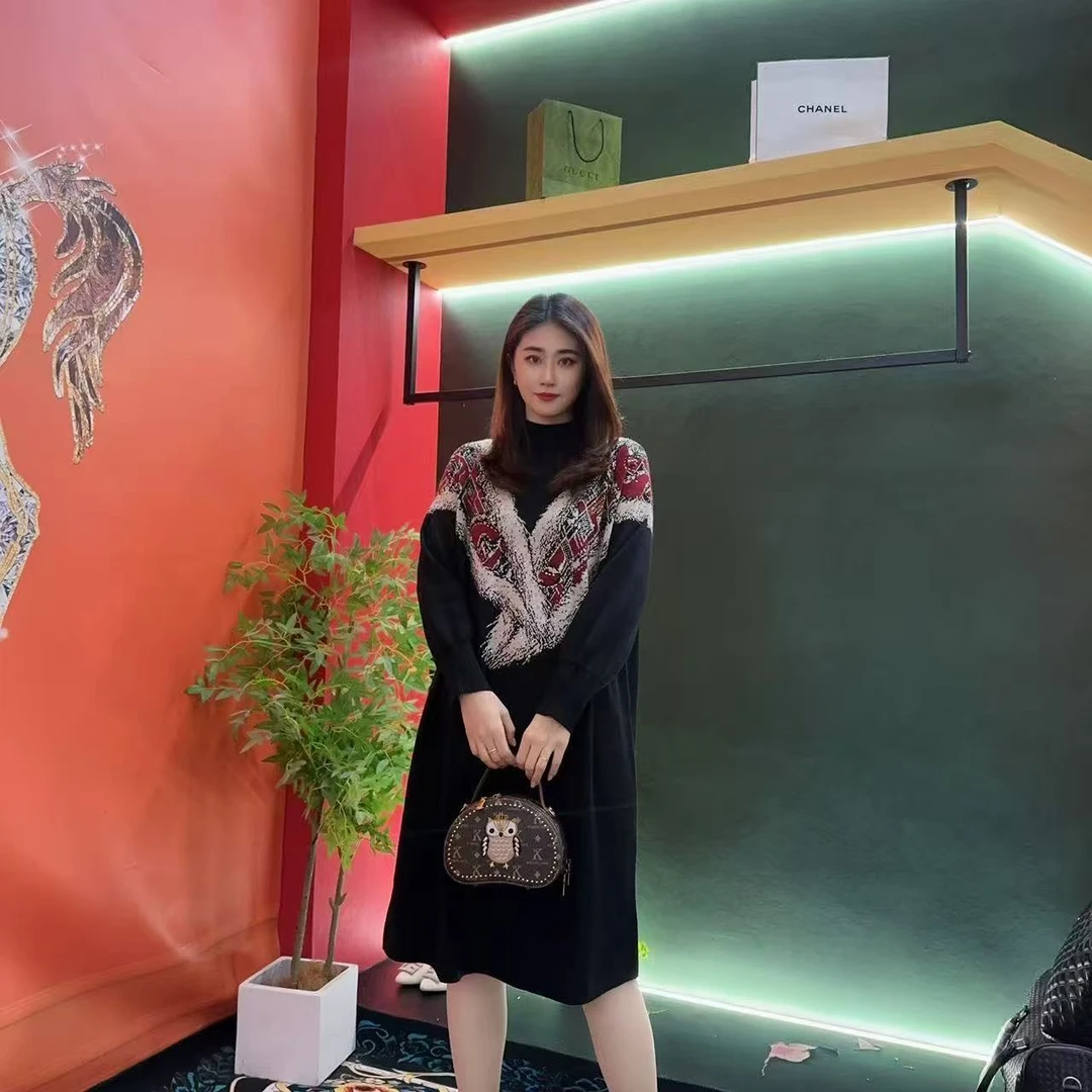 9126新款秋冬季复古民族风提花针织连衣裙半高领宽松显瘦黑底红白