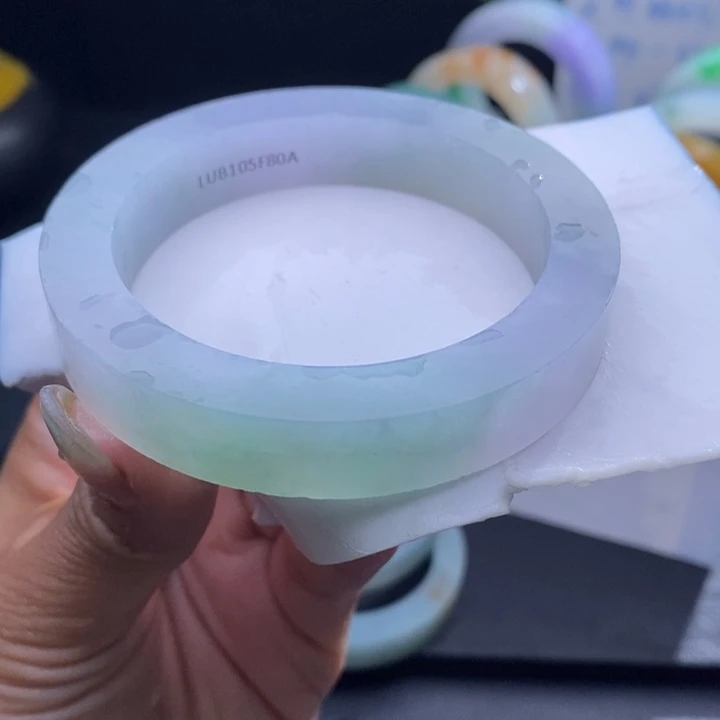 小****定制翡翠未镶嵌翡翠手镯