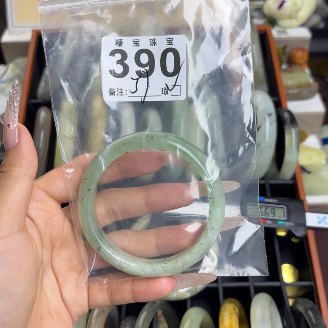 未镶嵌蛇纹石玉手镯多****妈