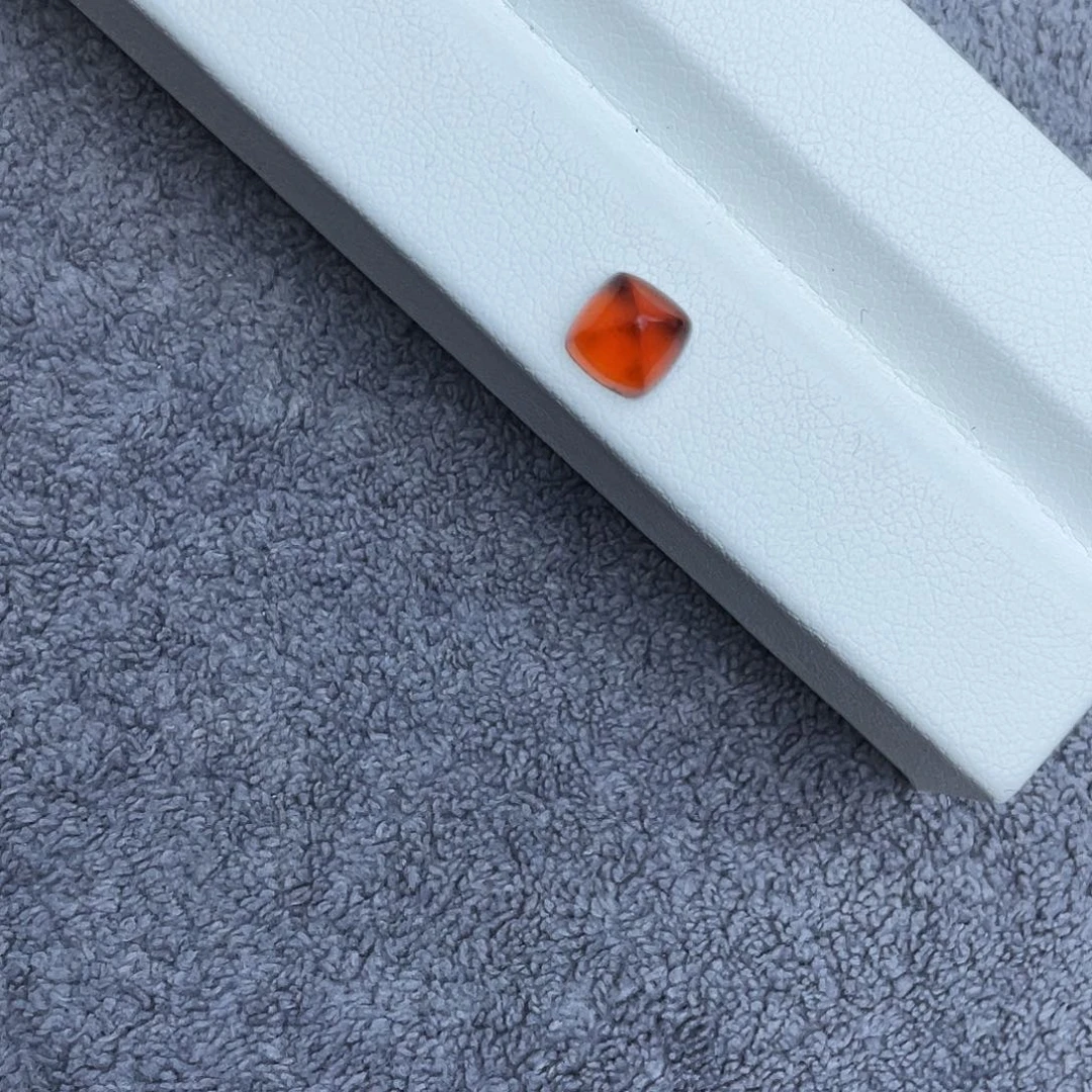 未镶嵌裸石石榴石（芬达石）1.86Ct
