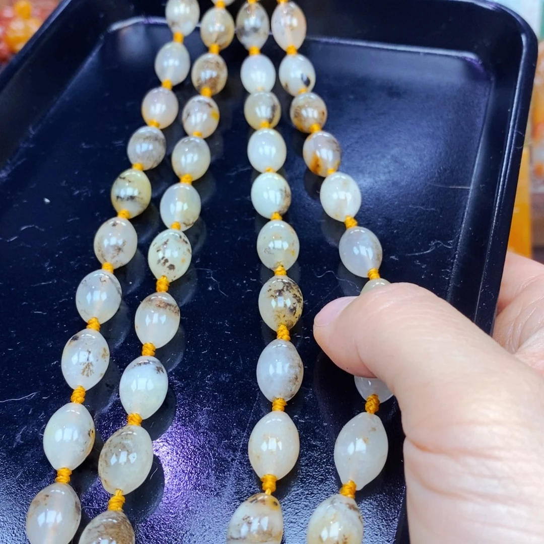 石英质玉（黄龙玉）未镶嵌颈饰