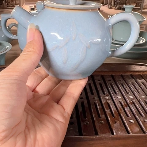 汝瓷手工刻花竹叶壶