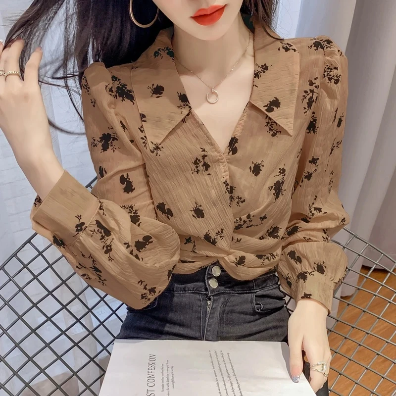 秋季上衣女短款v领显瘦印花2025新款韩版衬衫女长袖港味复古通勤