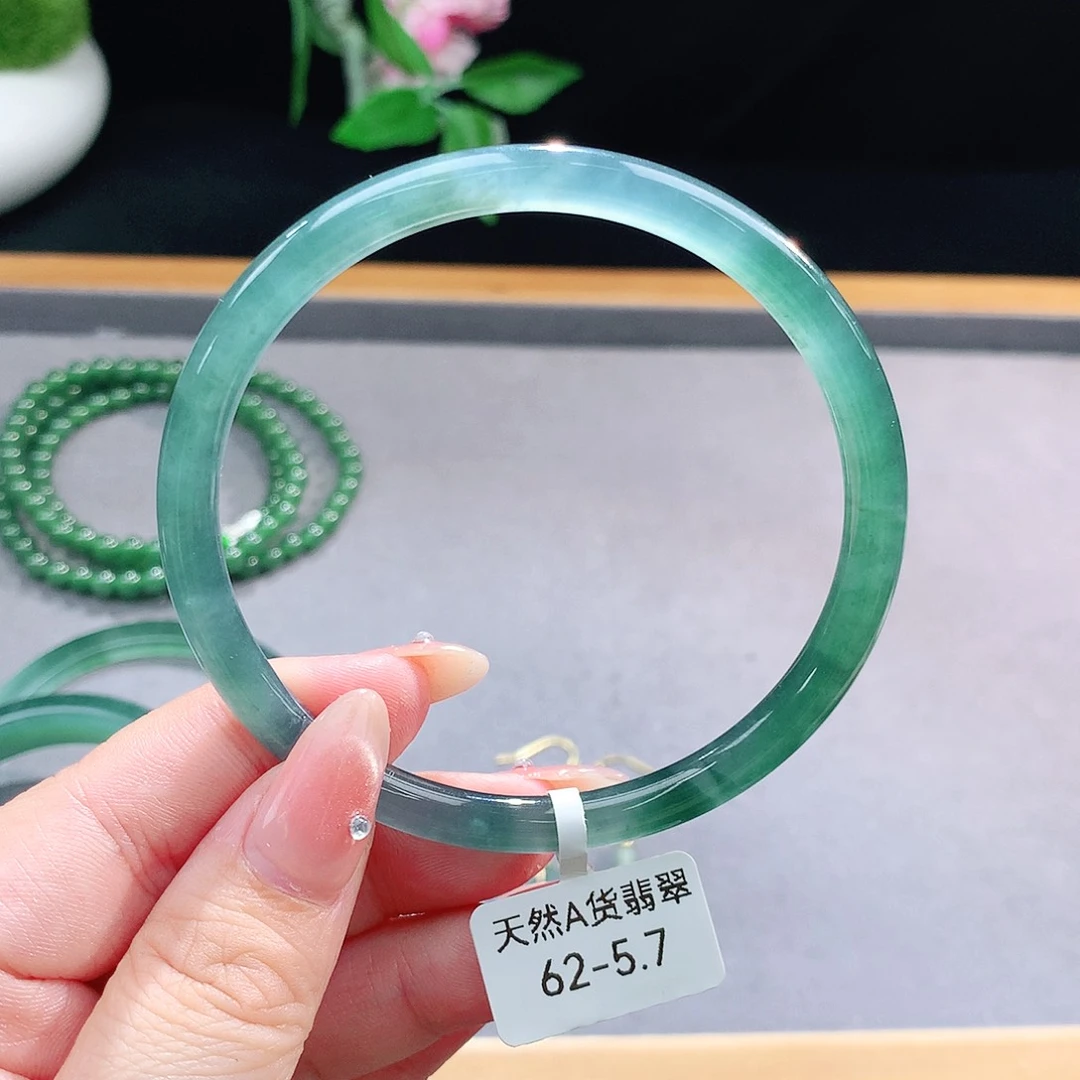 未镶嵌手镯（圆镯）翡翠