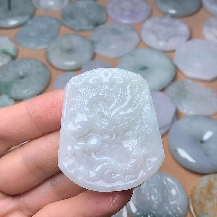 翡翠未镶嵌颈饰龙牌