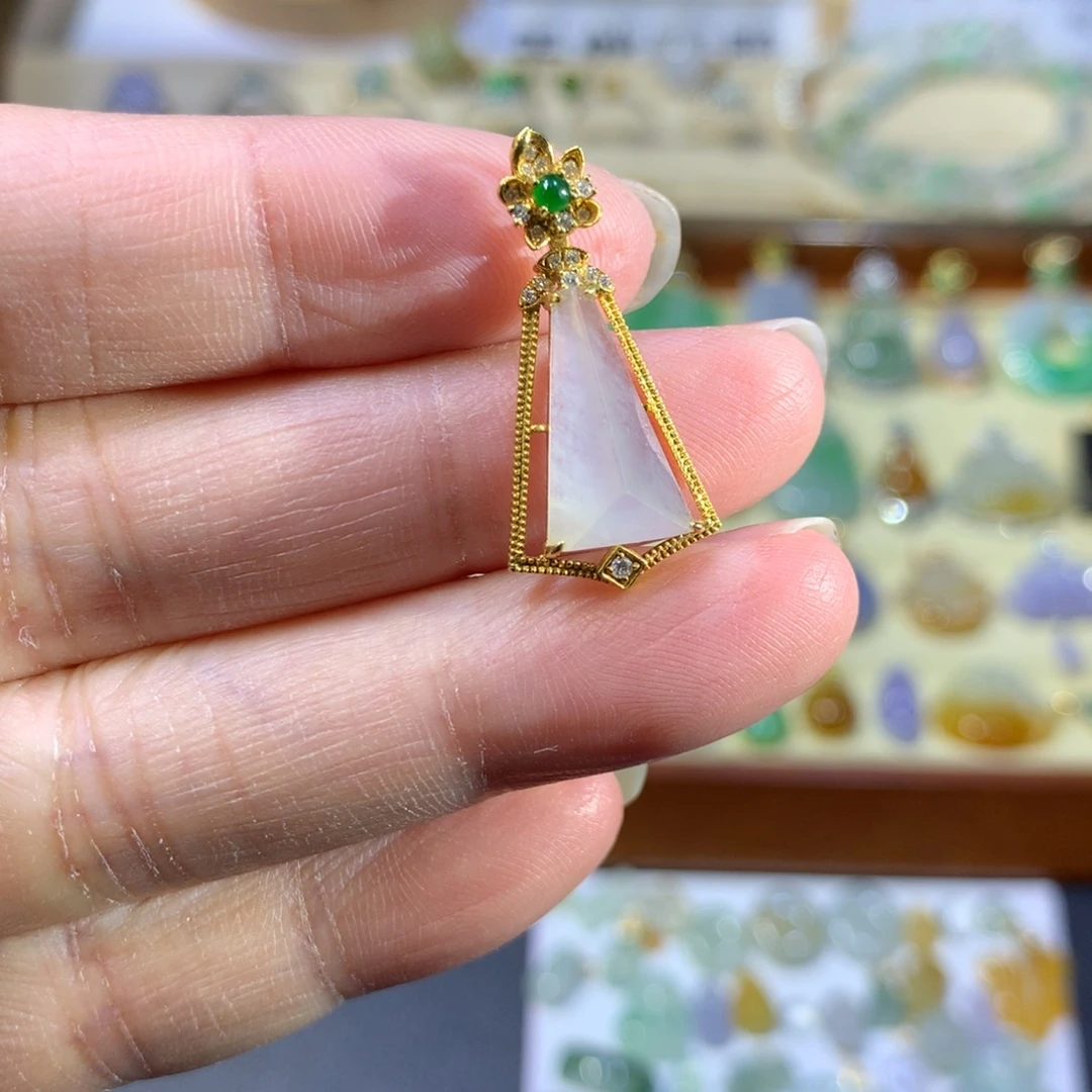 颈饰18K金镶嵌翡翠