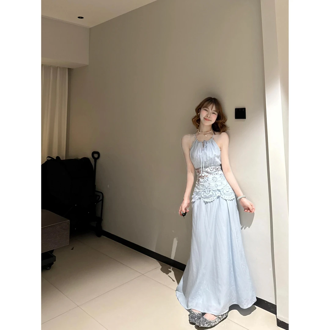 法式千金风挂脖刺绣连衣裙女夏季新款收腰显瘦海边度假蕾丝长裙子