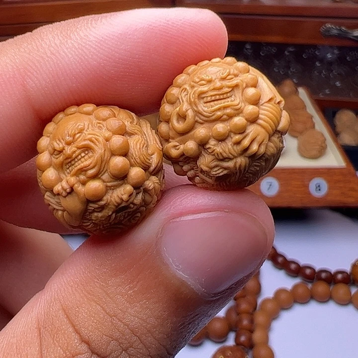 猴头核桃吊坠精修降龙伏虎瑕疵一对