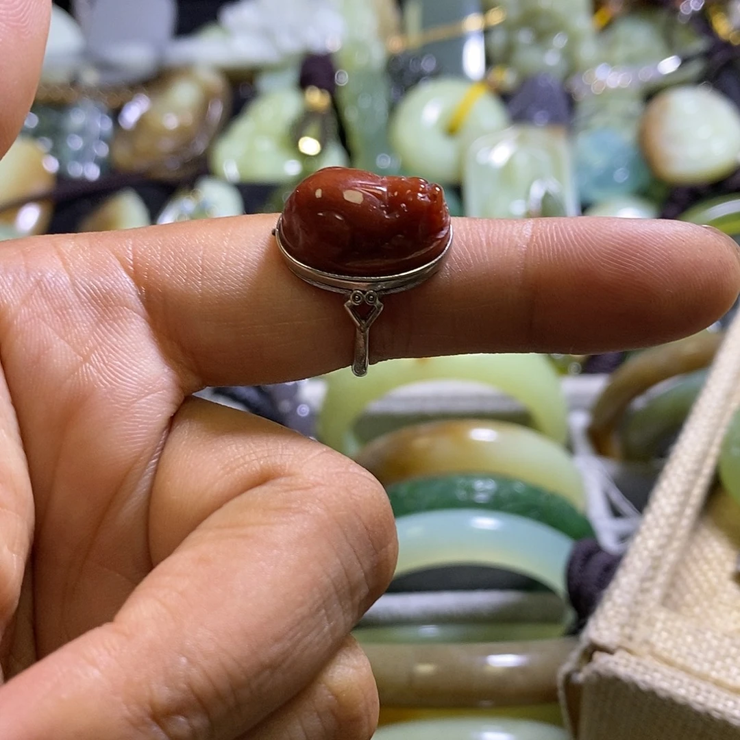 未镶嵌岫玉戒指一个