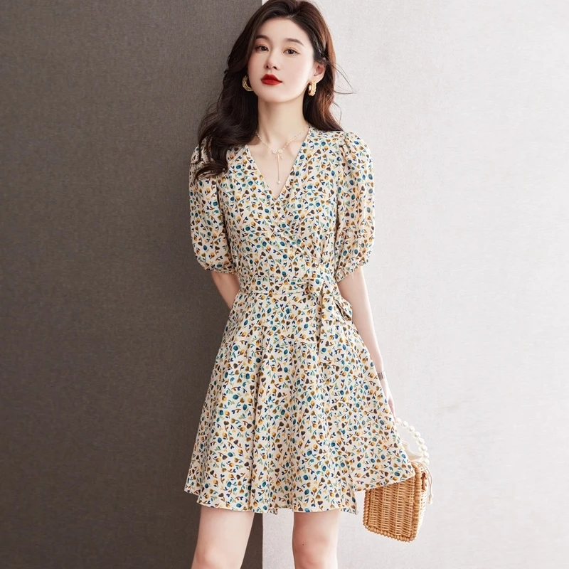 2025夏新款高级感V领气质系带收腰显瘦碎花裙大码一片式连衣裙