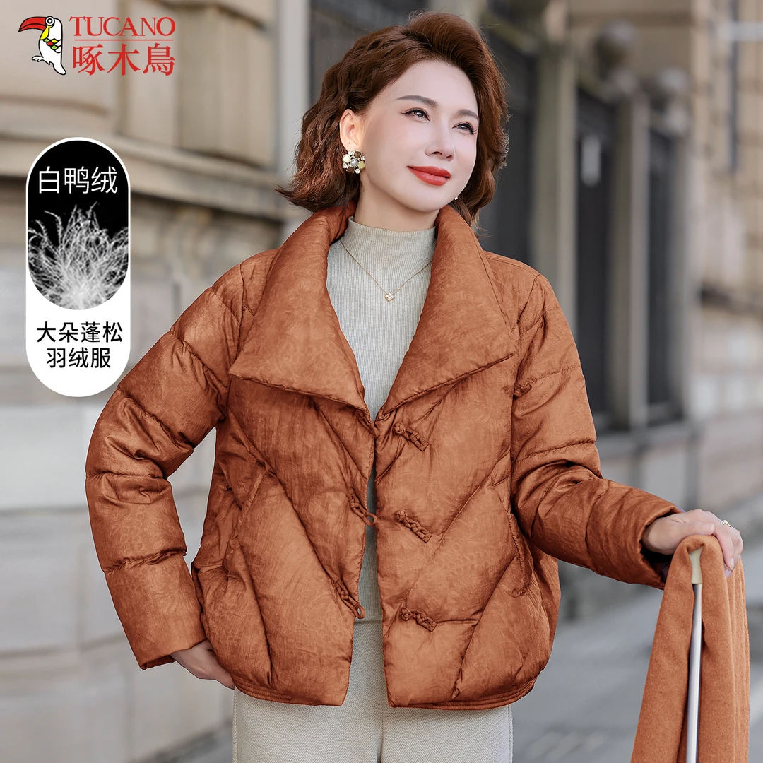 啄木鸟洋气妈妈冬装白鸭绒袄子新款中老年女士冬季保暖加绒羽绒服