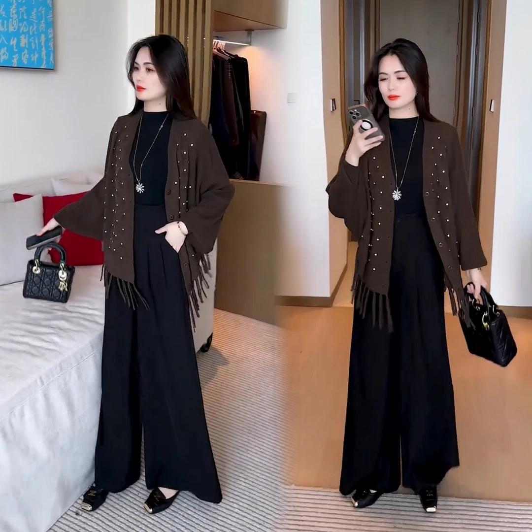 时尚蝙蝠袖针织外套女洋气2025秋冬新款宽松遮肉流苏披肩镶钻开衫