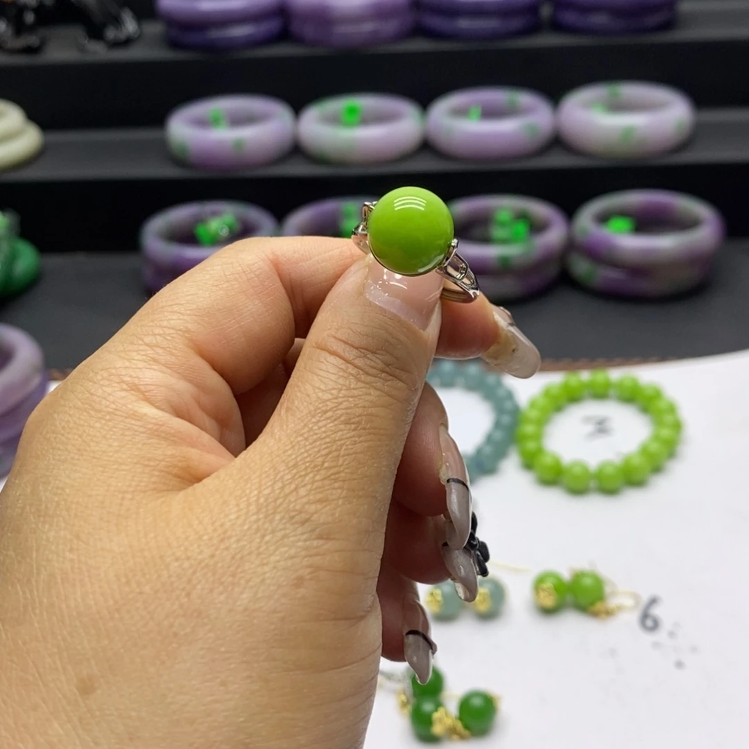 未镶嵌石英质玉珠宝奇石