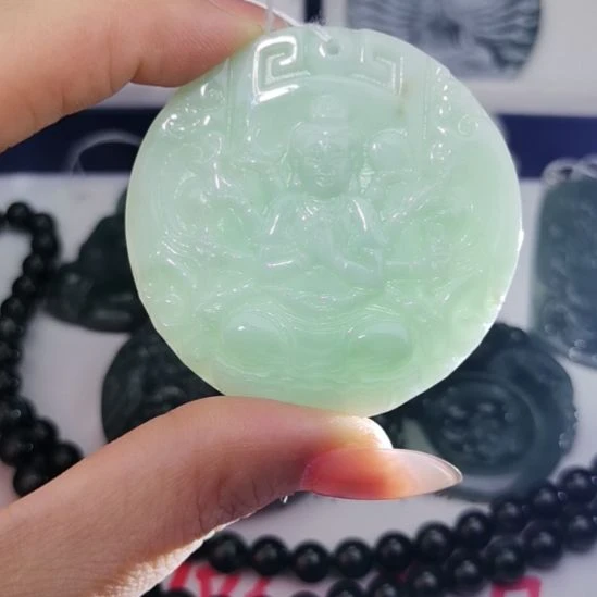 翡翠颈饰未镶嵌天然的A货翡翠多