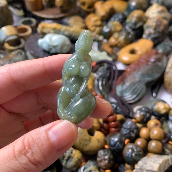 未镶嵌岫岩河磨玉（透闪石质玉）把件