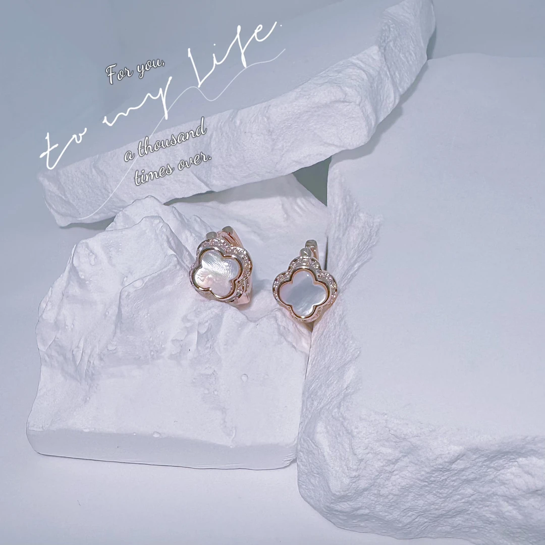 铜合金锆石耳饰 【 拿拿专属 】法式四叶白母贝微镶满钻耳饰