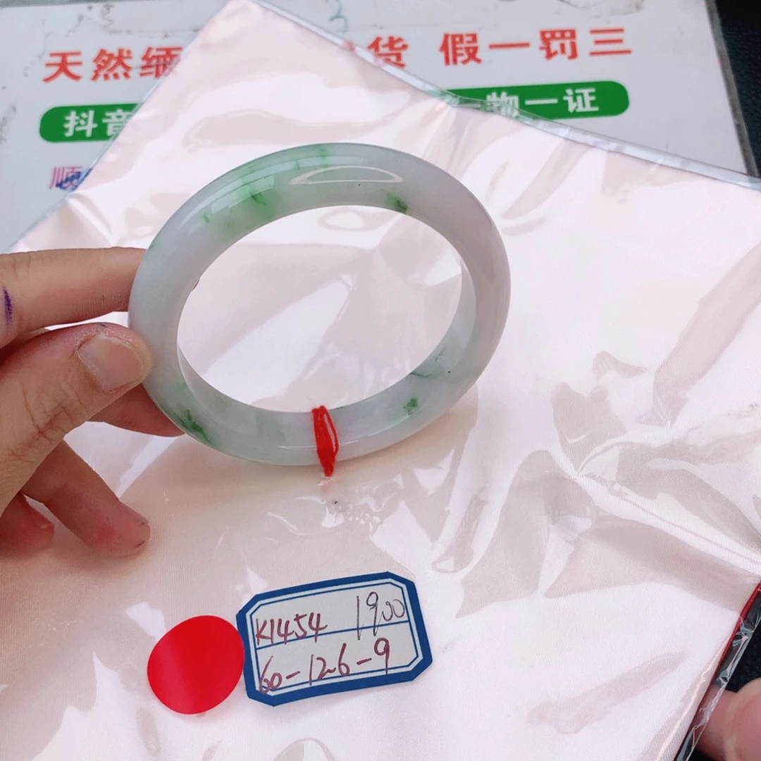 翡翠手镯未镶嵌翡翠