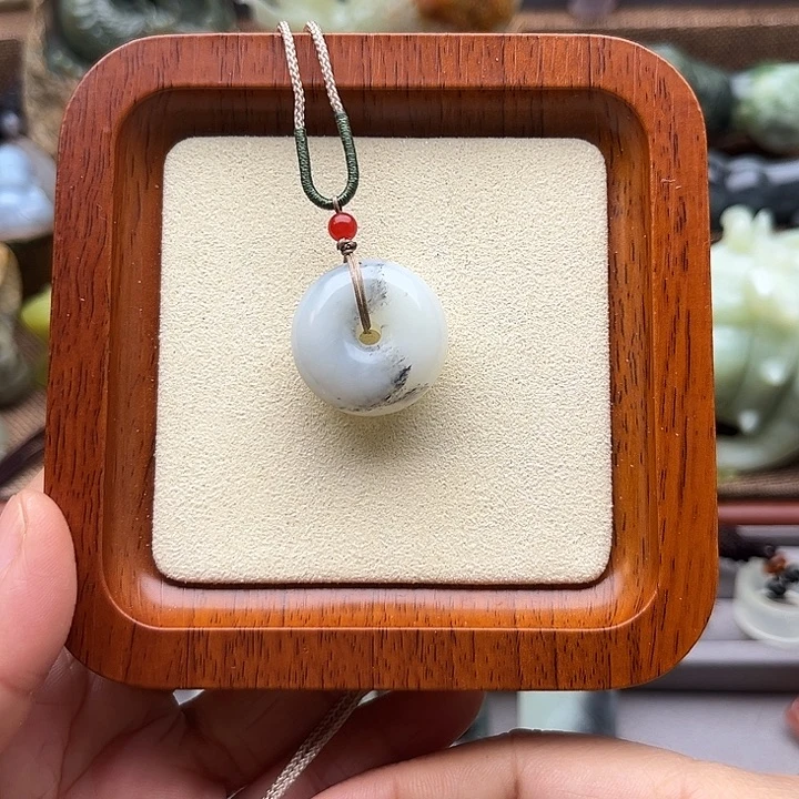 蛇纹石玉未镶嵌颈饰平安扣