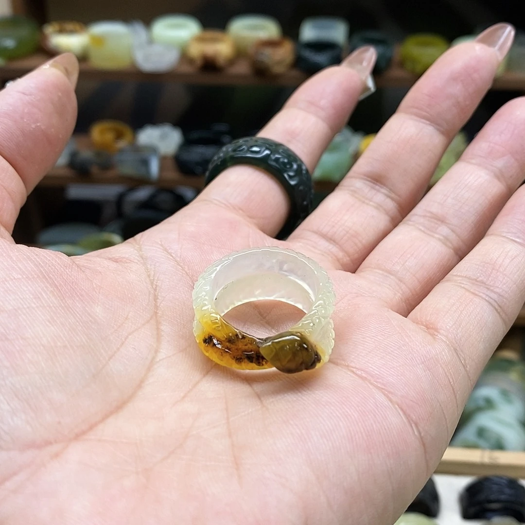 岫玉戒指未镶嵌不***。